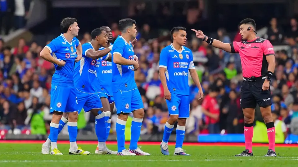 Jugadores de Cruz Azul en reclamos al árbitro en la Liga MX | IMAGO 7