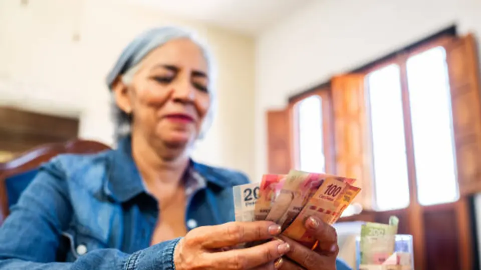 Banxico recomienda tocar, mirar y girar las piezas./istock