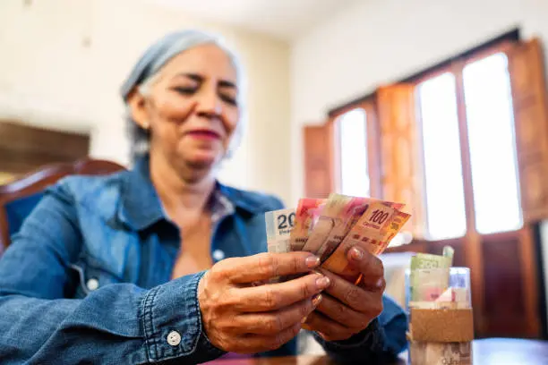 Banxico recomienda tocar, mirar y girar las piezas./istock