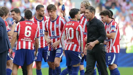 La insólita risita de Julián Álvarez, al lado del Cholo Simeone, tras gol en contra del Atleti