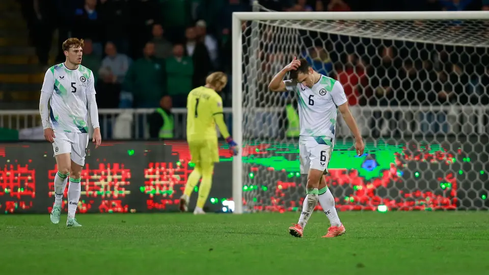 Jugadores irlandeses lamentan gol de Kosovo | AP