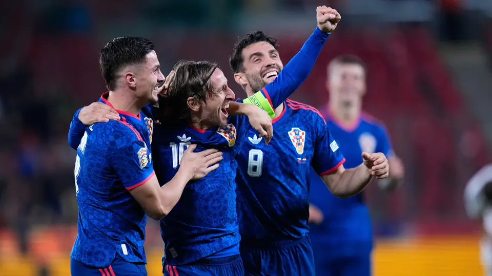Luka Modrić es felicitado por sus compañeros tras su gol | AP
