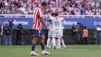 ¡Pésimo! Terrible error de Luis Romo en la salida para el primer gol de Querétaro ante Chivas