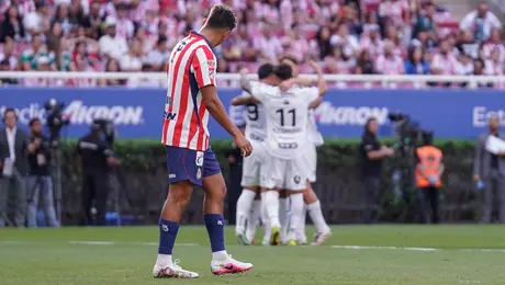 ¡Pésimo! Terrible error de Luis Romo en la salida para el primer gol de Querétaro ante Chivas
