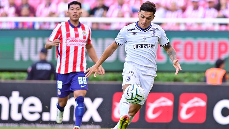 Mateo Coronel trataba de anotar en contra de Óscar Whalley | MexSport