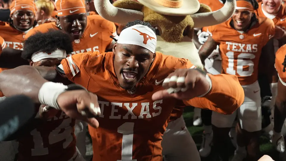 Colin Simmons, defensivo estrella de Texans Longhorns, en festejo tras victoria a Ohio State | AP