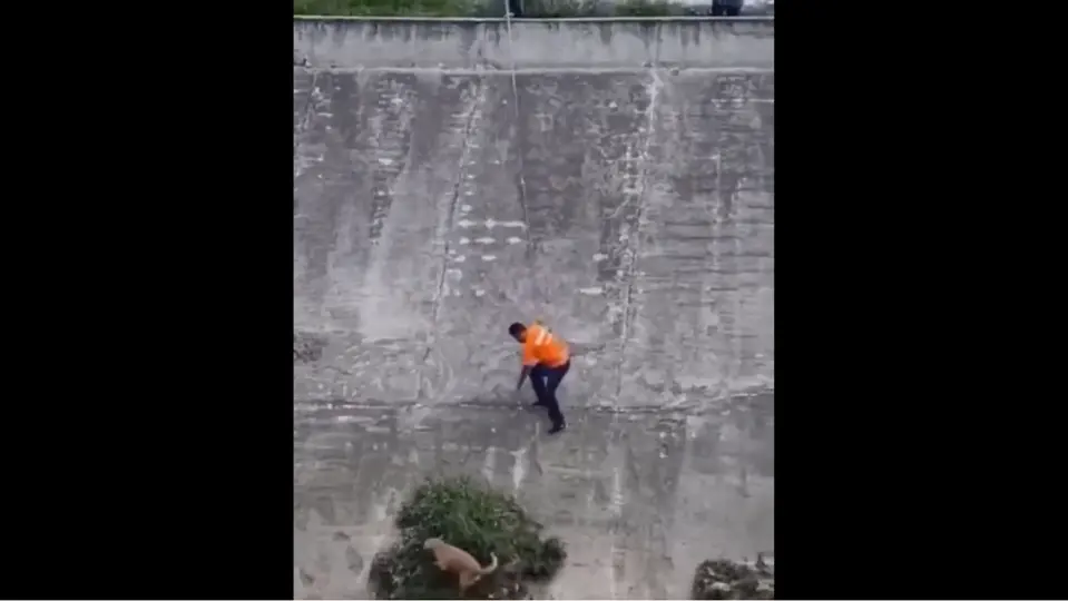 Un hombre decidió arriesgarse y bajar hasta un canal de aguas negras en Cuautitlán Izcalli / Especial