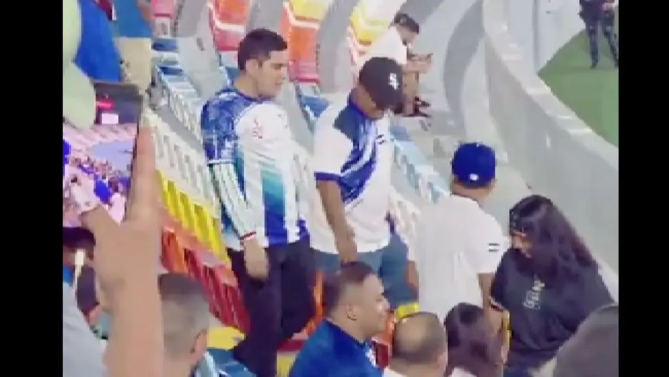 Aficionado de México oculta su camiseta l X CAPTURA