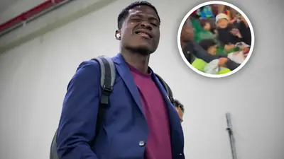 ¡Enorme gesto! Charcopa evita que aficionados de Rayados robe jersey a niño