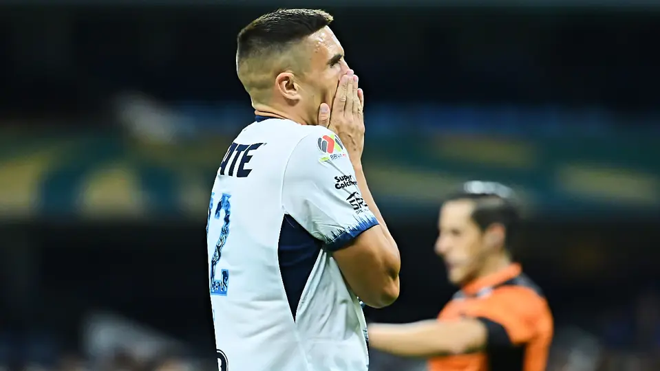 Uros Durdevic, jugador de Rayados, en lamento tras falla ante Atlante, en el Apertura 2026