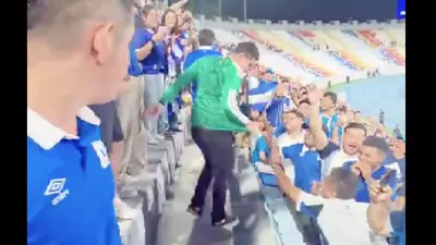 Aficionado es ridiculizado por portar el jersey de México en El Salvador: Lo obligan a cubrírselo con la camiseta local