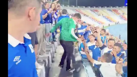 Aficionado es ridiculizado por portar el jersey de México en El Salvador: Lo obligan a cubrírselo con la camiseta local