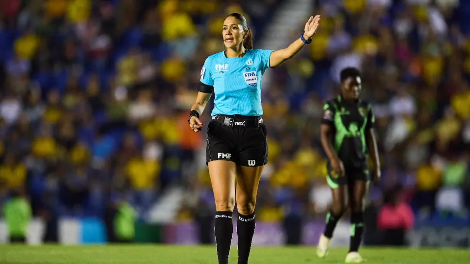 Diana Stephanía Pérez Borja, silbante mexicana, en un partido de Liga MX Femenil | MEXSPORT