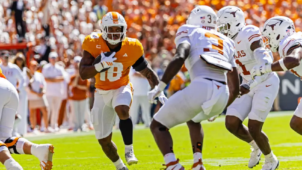 Colin Simmons y la defensiva de los Texans Longhorns, ante Tennessee Volunteers | AP