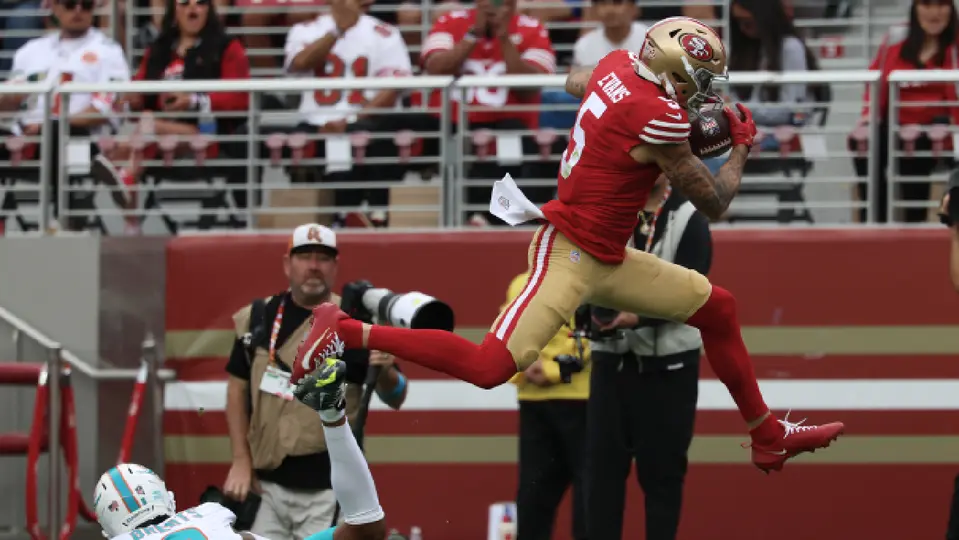 Mike Evans, receptor de San Francisco 49ers, recibiendo un pase en duelo ante Miami Dolphins | AP