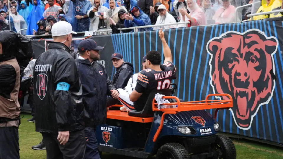 Caleb Williams, mariscal de campo de los Chicago Bears, saliendo del Campo del Soldado por lesión, ante los Minnesota Vikings | AP