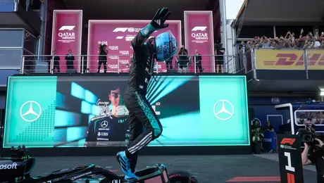 George Russell supera a Max Verstappen en un cerradísimo final en el GP de Azerbaiyán