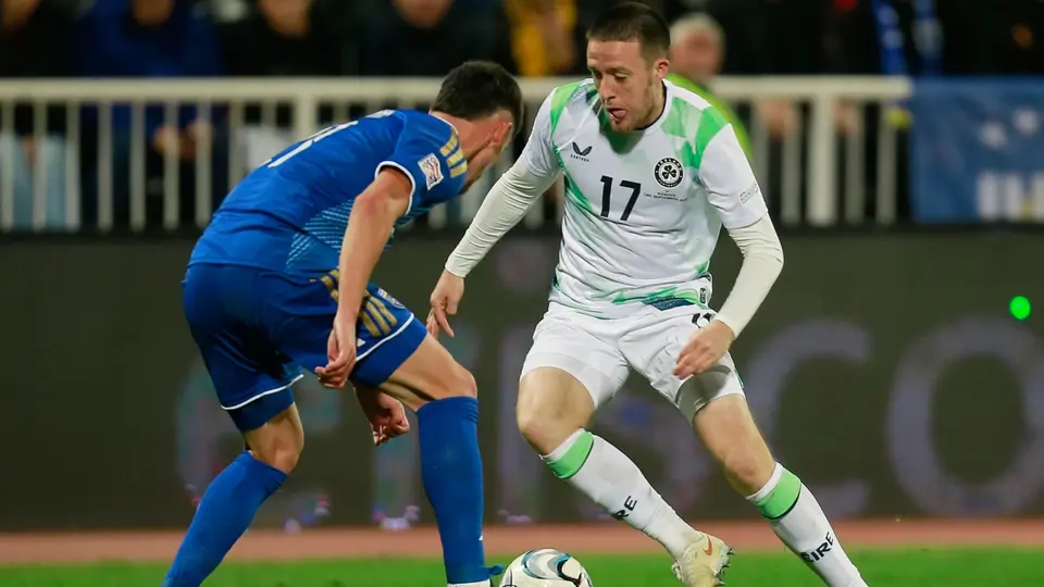 Jack Moylan de Irlanda pelea el balón con Albian Hajdari de Kosovo | AP