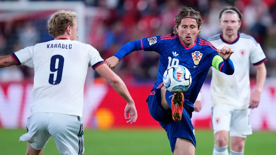Luka Modrić controla el balón en el duelo ante República Checa | AP