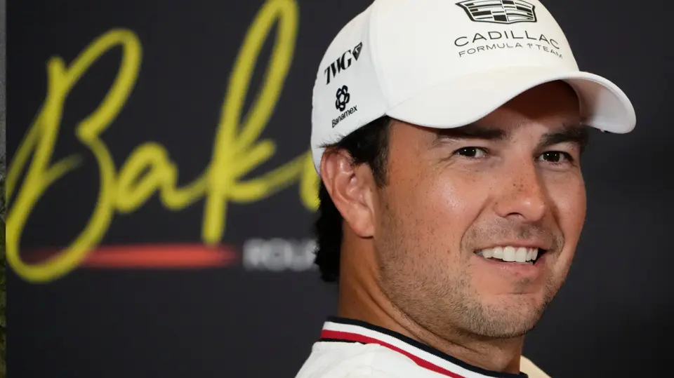 Checo Pérez durante una conferencia en Bakú | AP