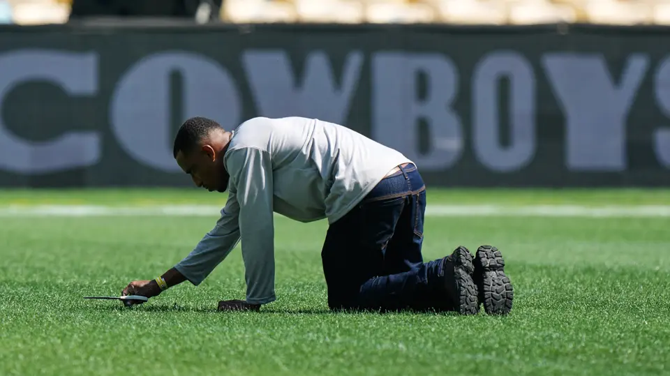 Los trabajos en el campo del Maracaná continuaron este sábado | AP