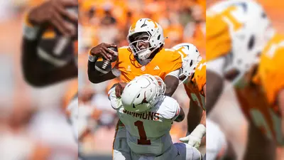 Jugador de Texas Longhorns es castigado por "simular usar el baño" en duelo ante Tennessee Volunteers