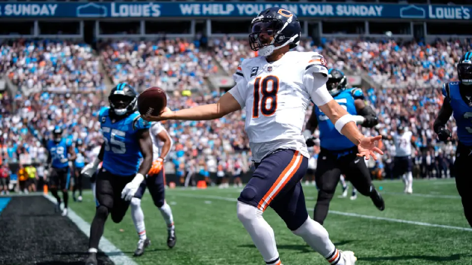 Caleb Williams, mariscal de campo de los Chicago Bears, festejando un touchdown ante los Carolina Panthers | AP