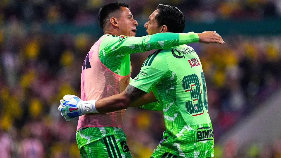 Luis Ángel Malagón y Rodolfo Cota festejando uno de los goles de Miguel Borja, con América, ante Chivas | IMAGO7