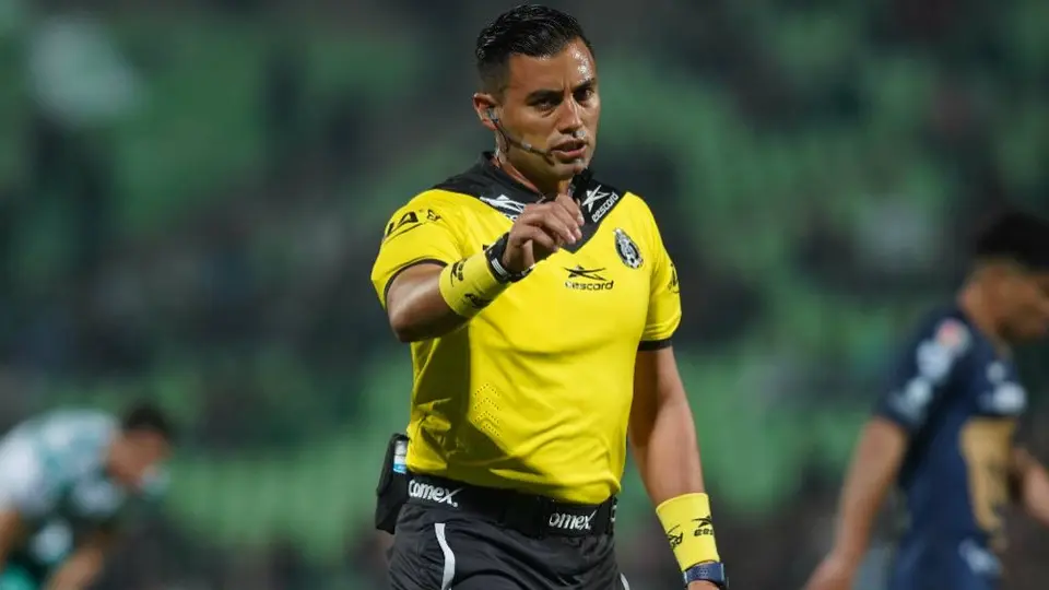 Árbitro que se equivocó en penalti en el Santos vs Pumas fue 'borrado' de la Jornada 3