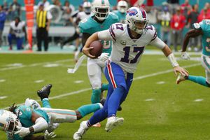 Josh Allen lanzó para tres touchdowns y Buffalo derrotó a Miami