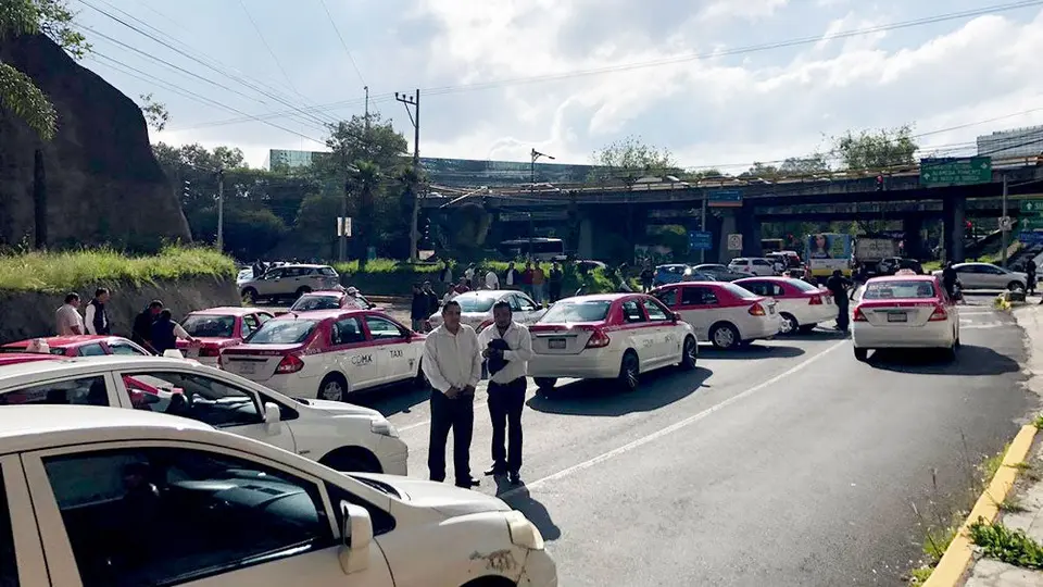 Taxistas protestan y desquician avenidas de la Ciudad de México