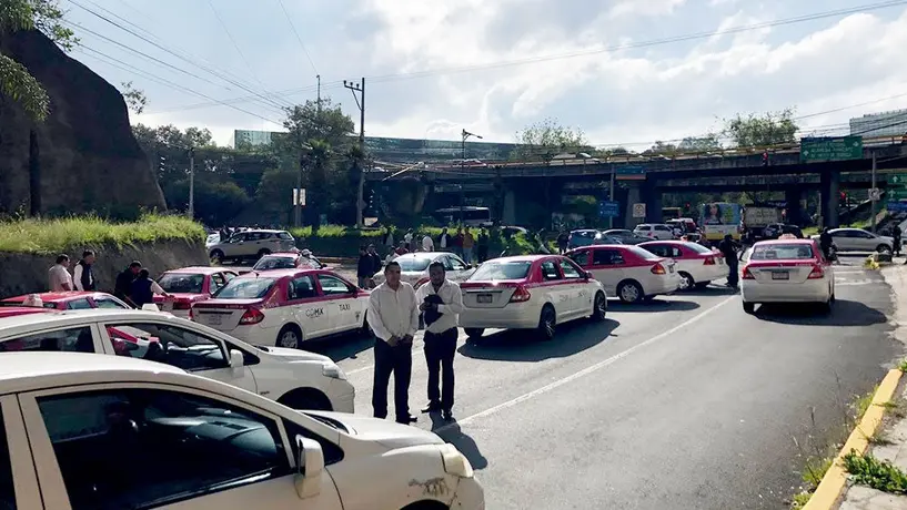 Taxistas protestan y desquician avenidas de la Ciudad de México