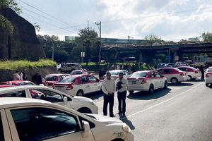 Taxistas protestan y desquician avenidas de la Ciudad de México