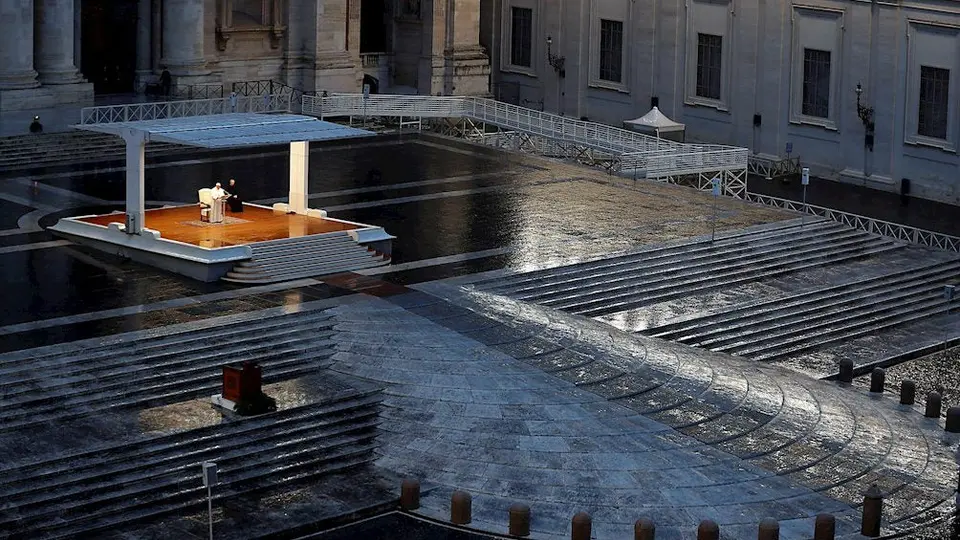 Papa Francisco bendice al mundo con la plaza de San Pedro totalmente vacía