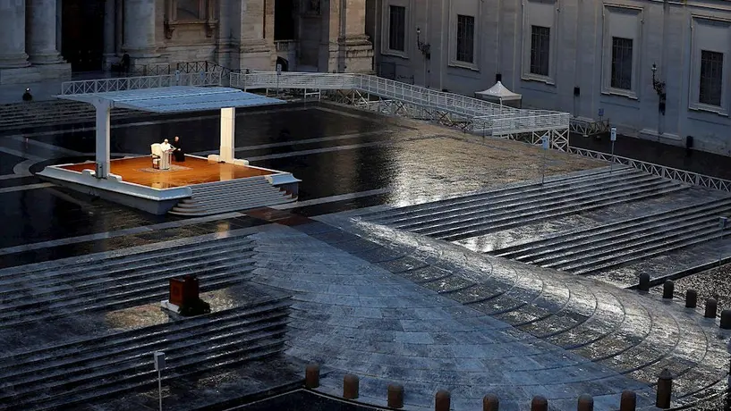 Papa Francisco bendice al mundo con la plaza de San Pedro totalmente vacía