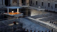 Papa Francisco bendice al mundo con la plaza de San Pedro totalmente vacía