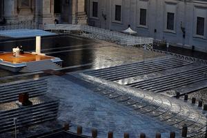 Papa Francisco bendice al mundo con la plaza de San Pedro totalmente vacía
