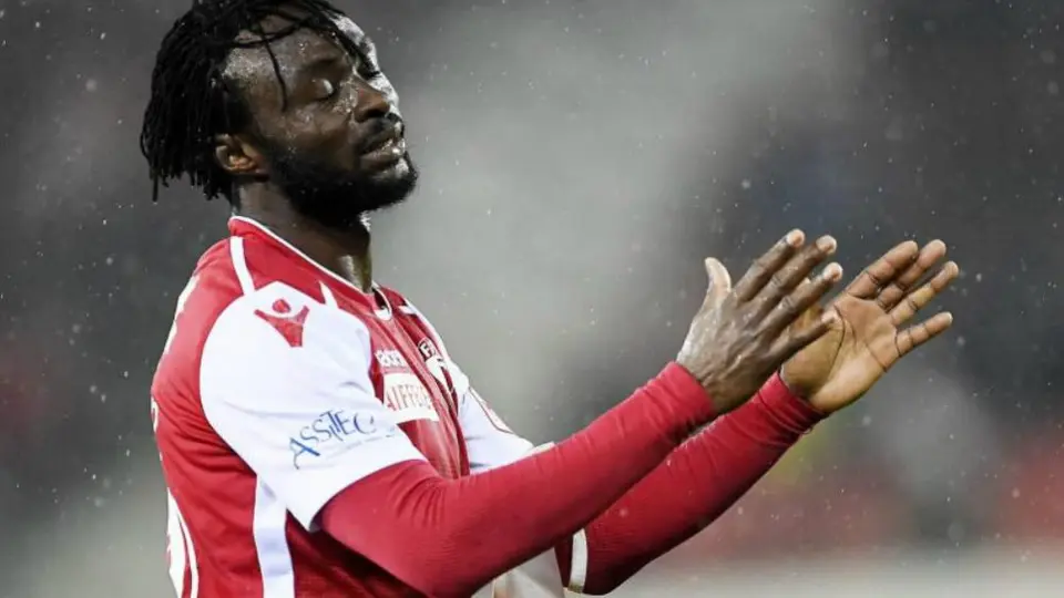 Alex Song y ocho jugadores más del Sion suizo fueron despedidos al no bajarse el sueldo por coronavirus