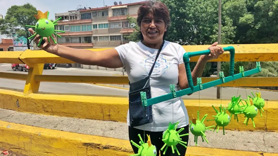 Vendedores ya ofrecen 'figuras' del coronavirus en la CDMX
