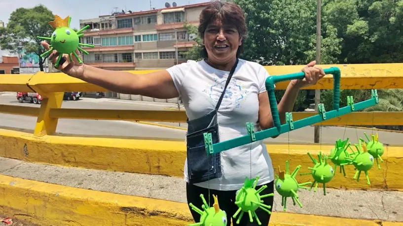 Vendedores ya ofrecen 'figuras' del coronavirus en la CDMX