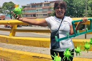 Vendedores ya ofrecen 'figuras' del coronavirus en la CDMX