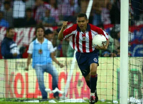 Ramón Morales festeja un gol con Chivas en el 2004 l MEXSPORT