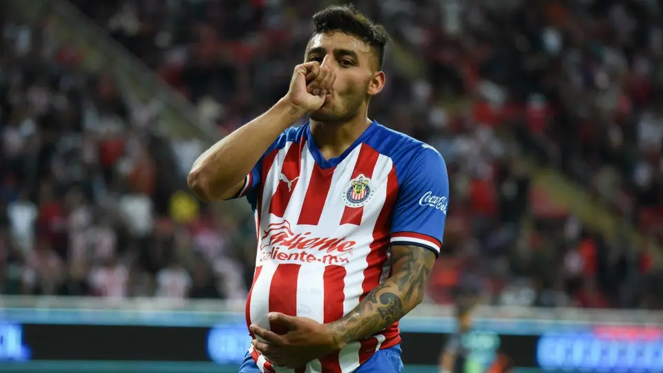 Alexis Vega pagó sus multas internas en Chivas con puras monedas