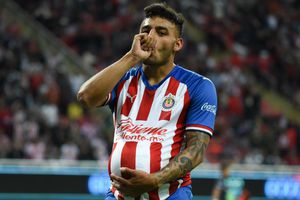 Alexis Vega pagó sus multas internas en Chivas con puras monedas