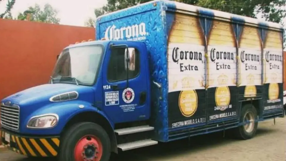 Con mariachi y sin respetar sana distancia reciben camión de cerveza en Saltillo