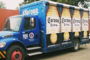 Con mariachi y sin respetar sana distancia reciben camión de cerveza en Saltillo