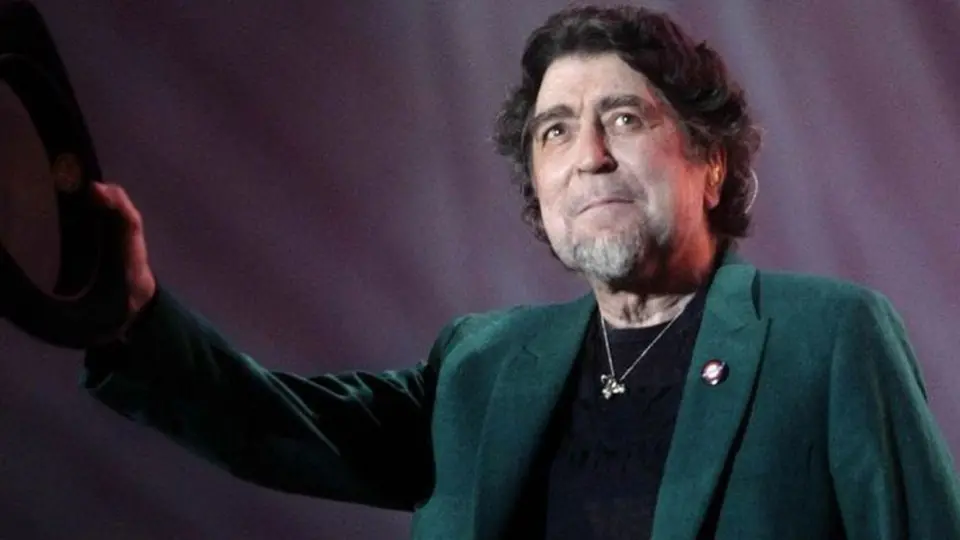 VIDEO: Joaquín Sabina se cayó del escenario en un concierto en Madrid