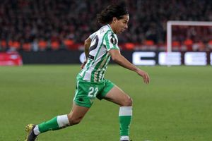 Diego Lainez le ganó a Emerson en juego de destreza
