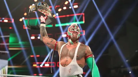 Rey Mysterio: 'Colgaré la máscara tras disfrutar unas luchas con mi hijo'