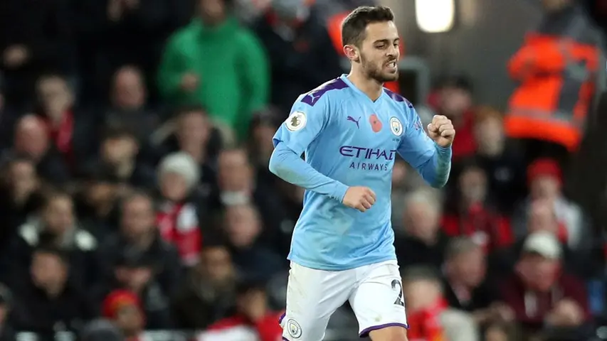 Bernardo Silva durante un duelo con Manchester City | AP